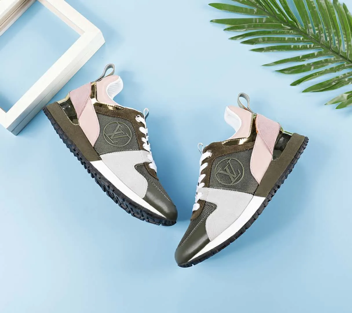 👟👟Ex-factory price 400👟👟 Men's size +10 Couple style, 2019 spring and summer new LOUIS VUITTON The same style of casual sports shoes is launched on Louis Vuitton's official website. Fabric: imported cowhide/cow velvet/breathable mesh, (imported mesh with silicone LV logo), rubber combination outsole, 2cm behind the sole, built-in 0.5cm comfortable feet, size 35-41 for women, 39-46 for men, welcome new and old customers to repost pictures for sale